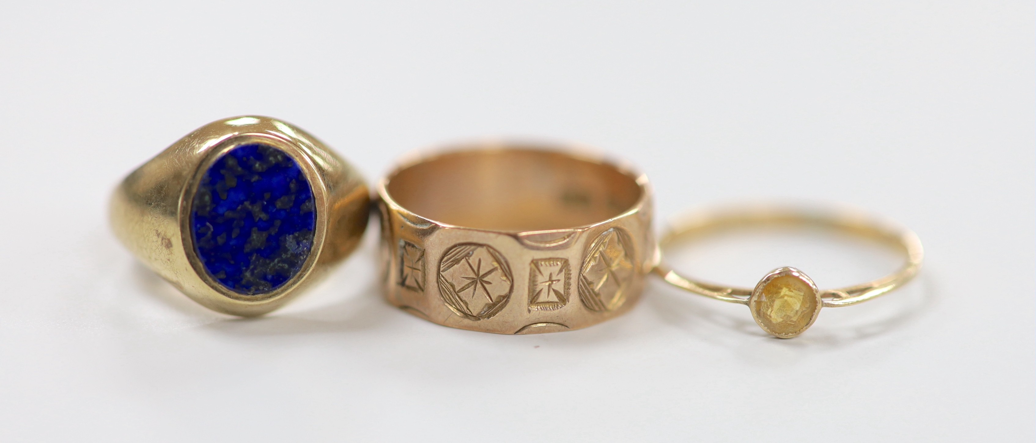 Three assorted 9ct rings including engraved band and lapis lazuli set, size I, gross weight 9.1 grams.